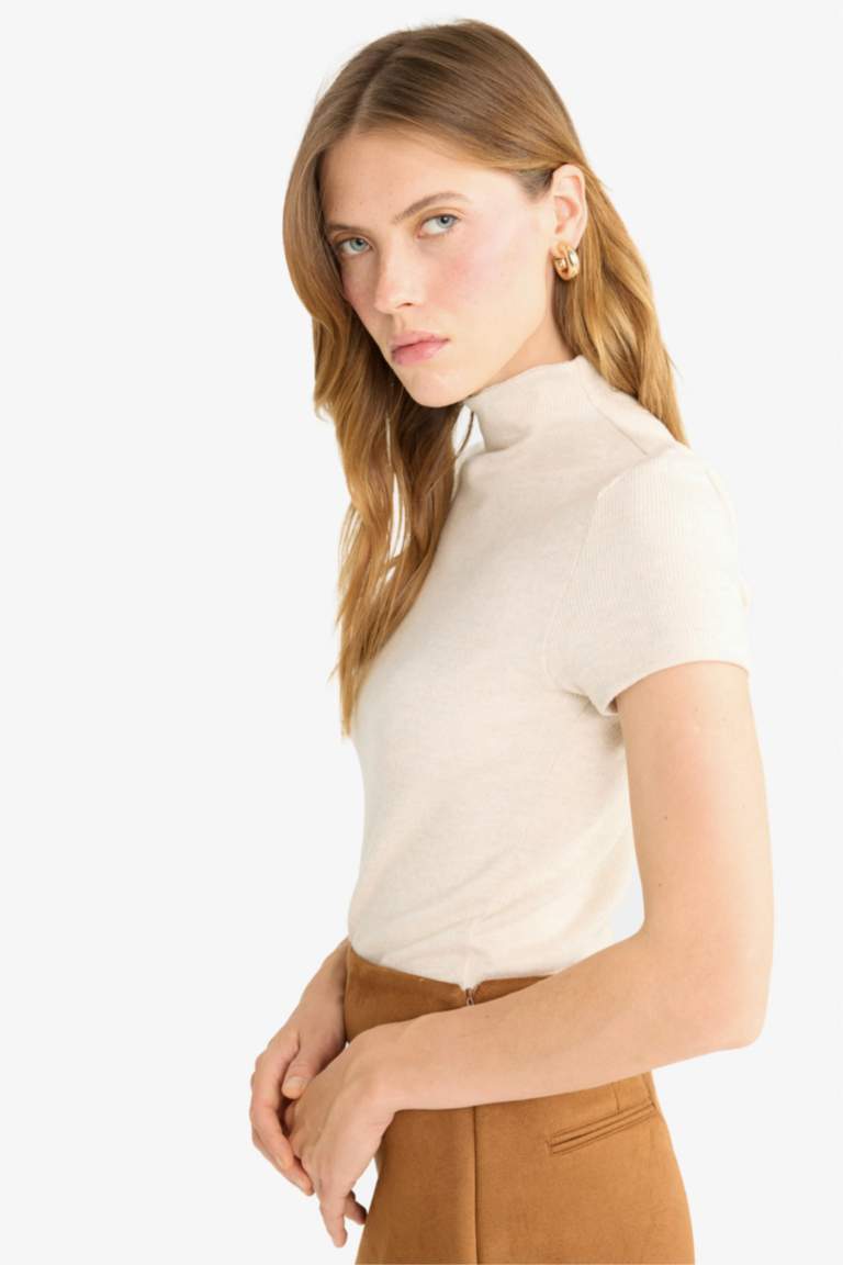 Узкий покрой Slim Fit футболка с коротким рукавом и полуворотником