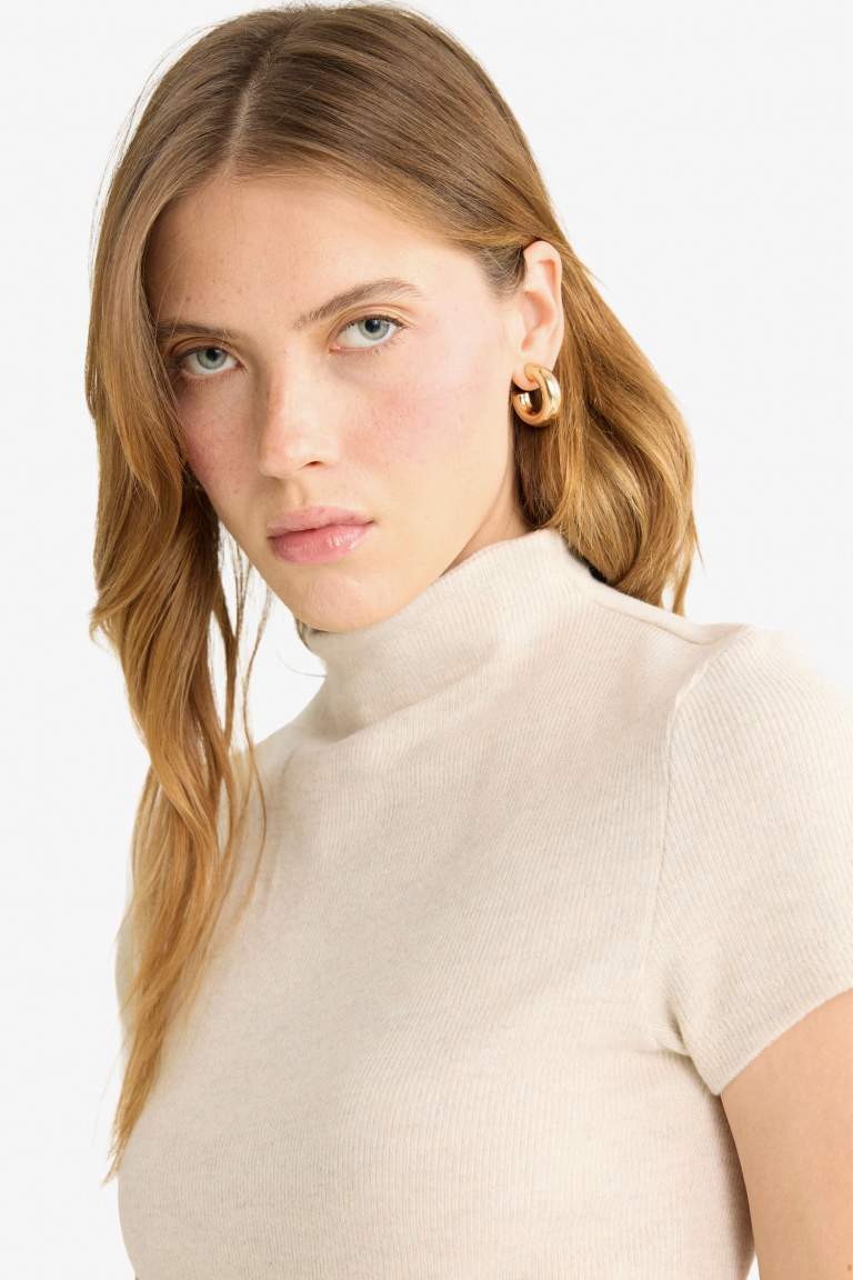 Узкий покрой Slim Fit футболка с коротким рукавом и полуворотником