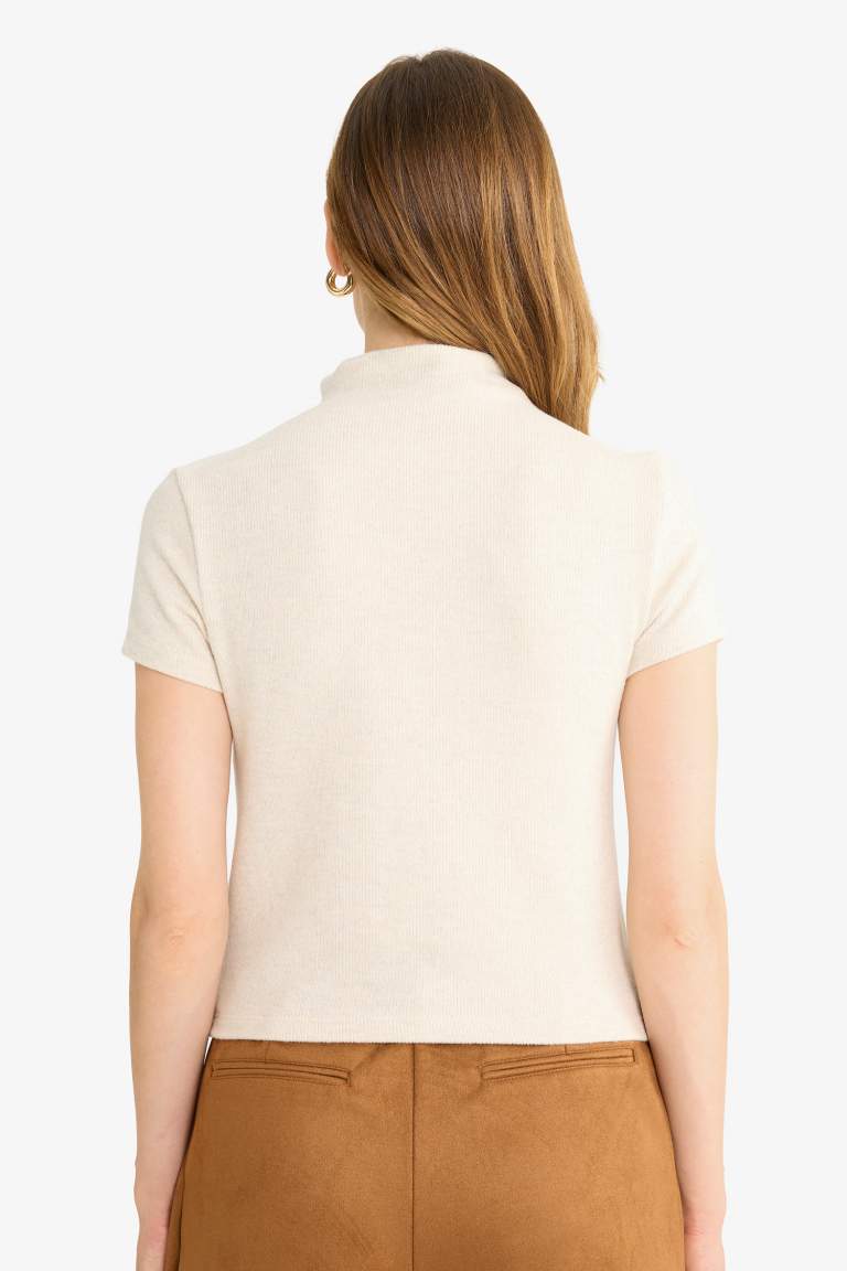 Узкий покрой Slim Fit футболка с коротким рукавом и полуворотником