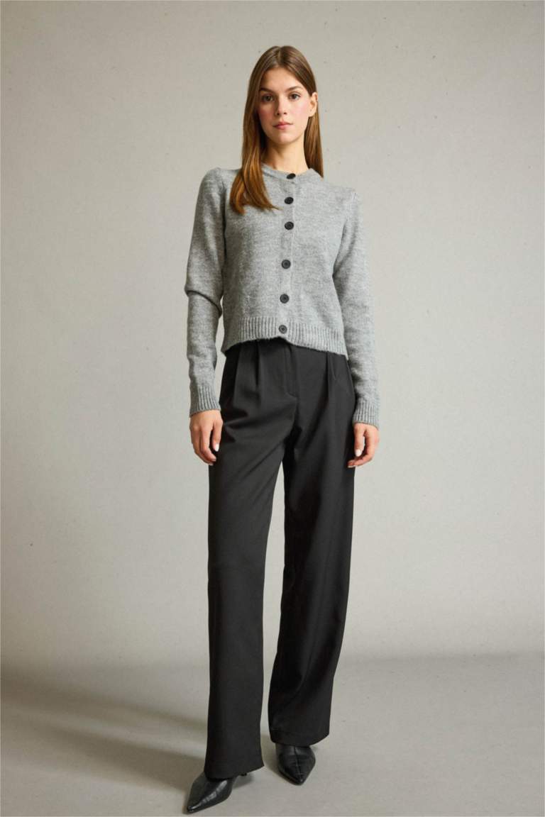 بنطلون قصة مريحة برجل عادي وخصر عادي