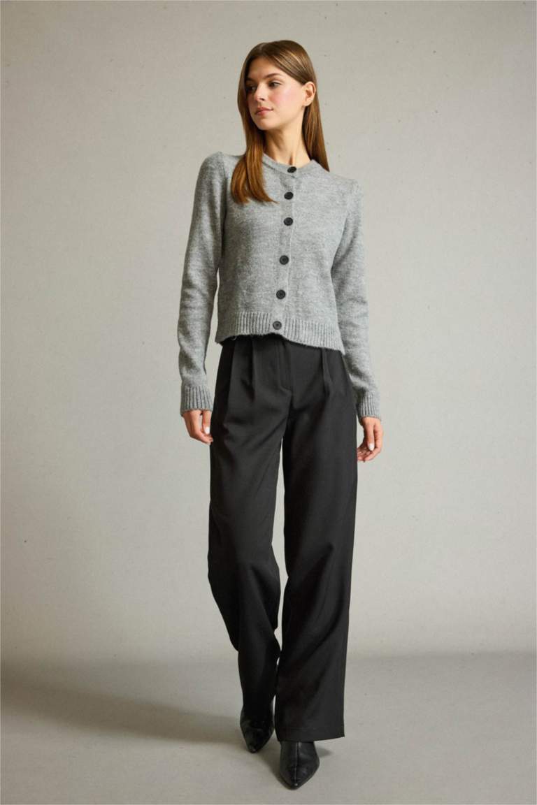 بنطلون قصة مريحة برجل عادي وخصر عادي