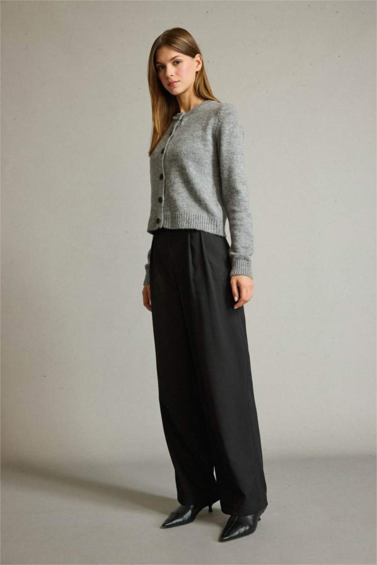 بنطلون قصة مريحة برجل عادي وخصر عادي