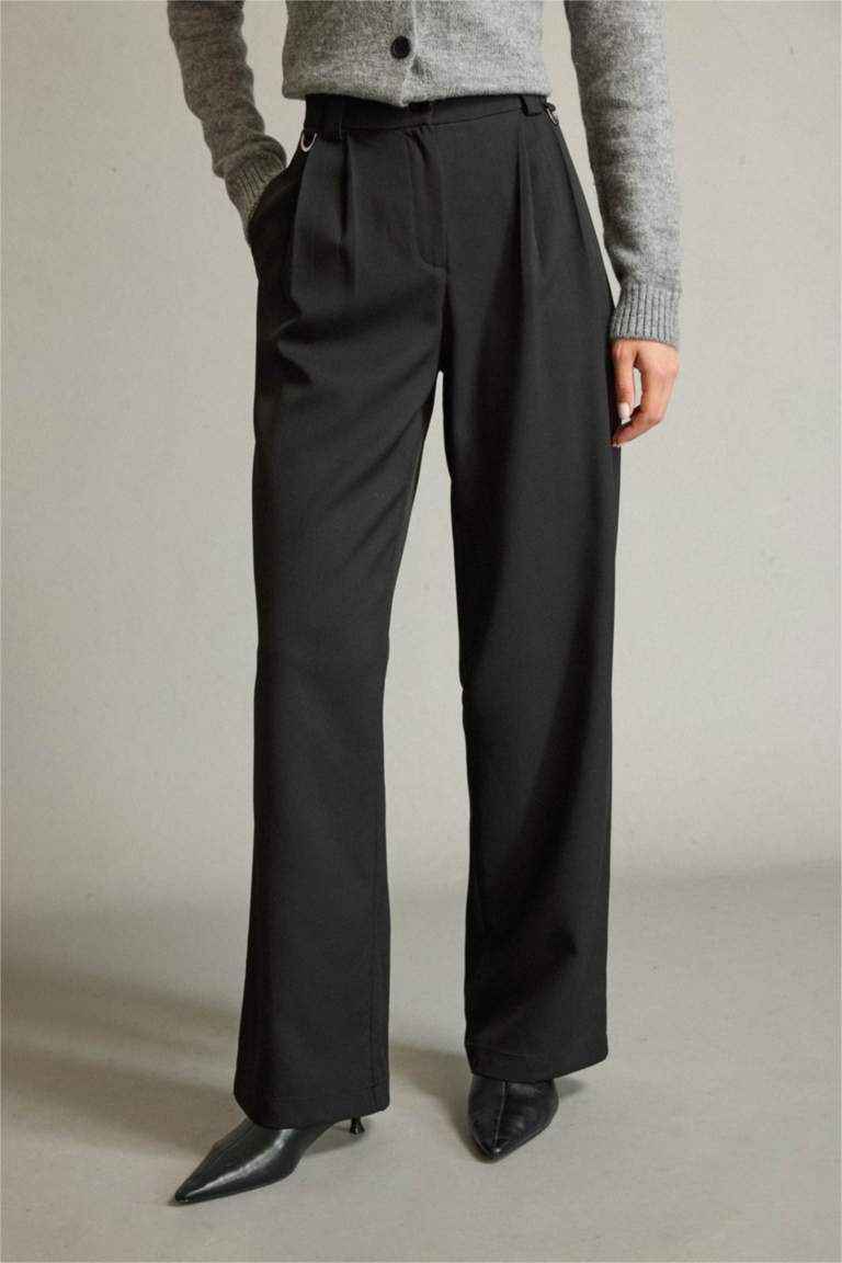 بنطلون قصة مريحة برجل عادي وخصر عادي