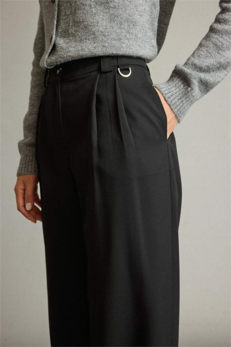 بنطلون قصة مريحة برجل عادي وخصر عادي