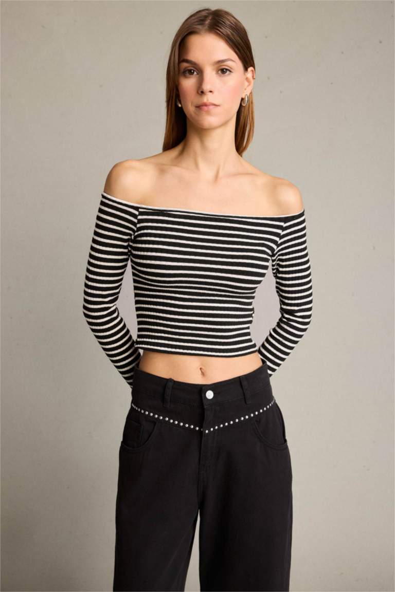 فانيلة بياقة مستديرة