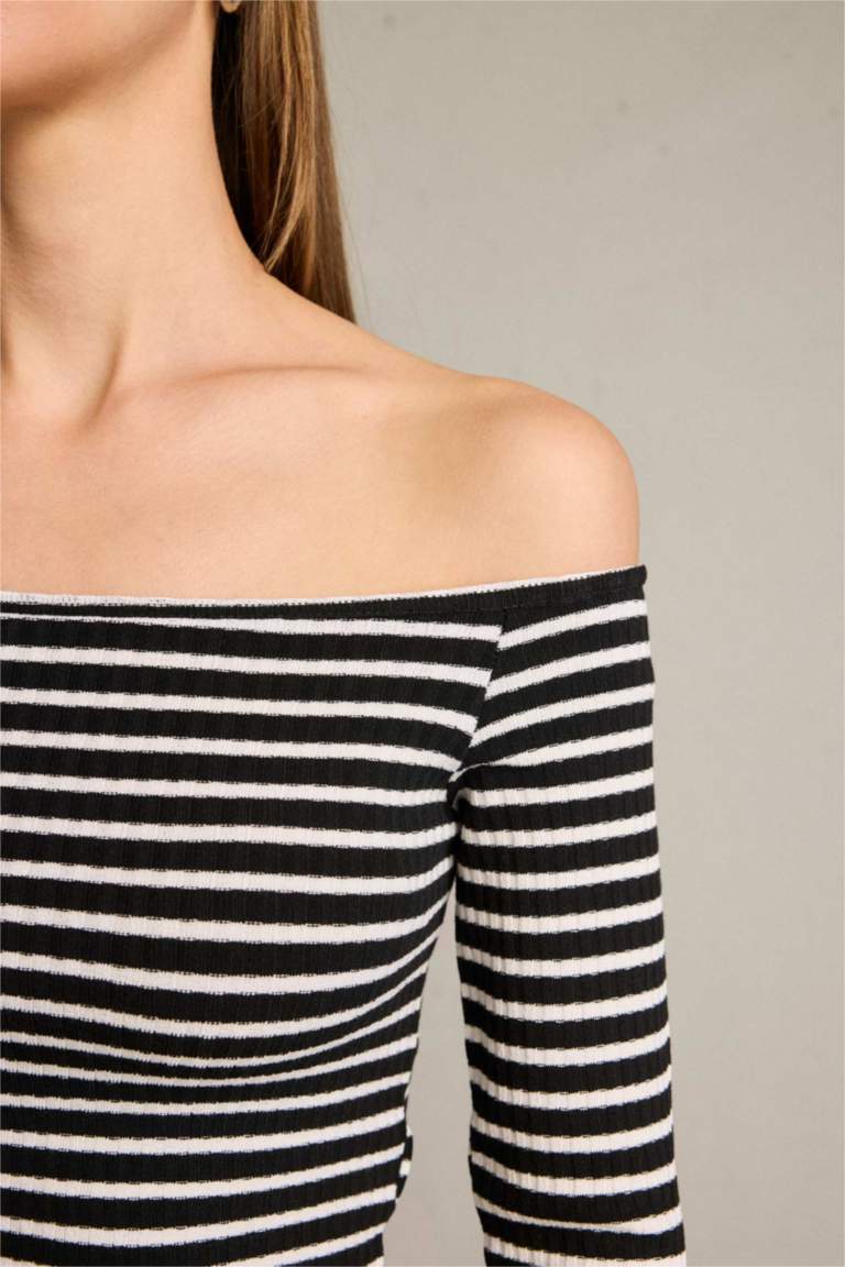 فانيلة بياقة مستديرة