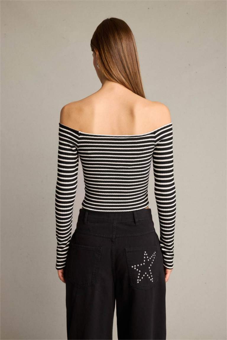 فانيلة بياقة مستديرة