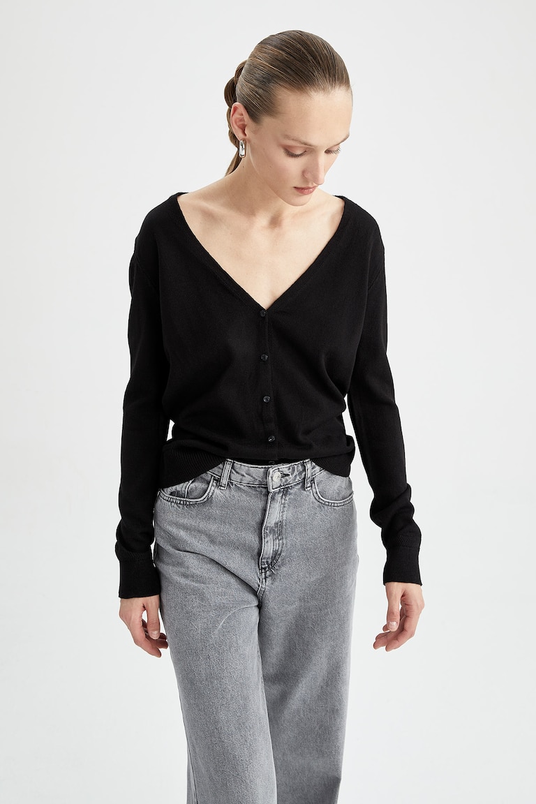 Black WOMAN Regular Fit V-Neck Cardigan 2460932 | DeFacto
