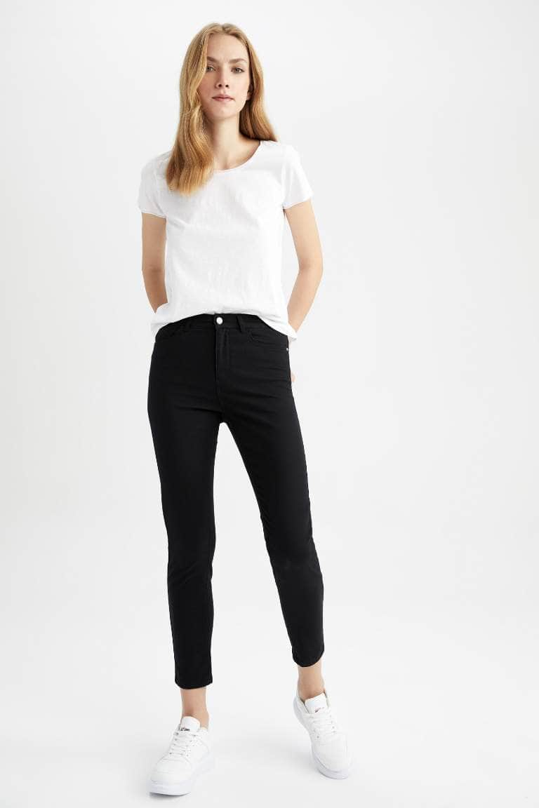 Black WOMAN Rebeca Rebeca Short Leg Gabardine Trousers 2687297 | DeFacto