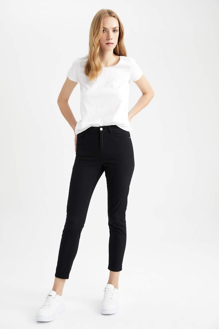 Black WOMAN Rebeca Rebeca Short Leg Gabardine Trousers 2687297 | DeFacto