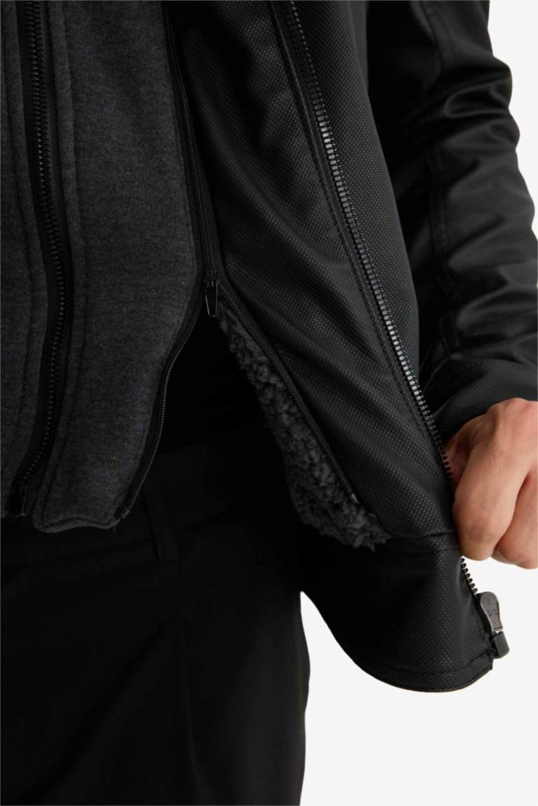 جاكيت جلد صناعي سليم فيت بغطاء للرأس من القطيفة طارد للماء