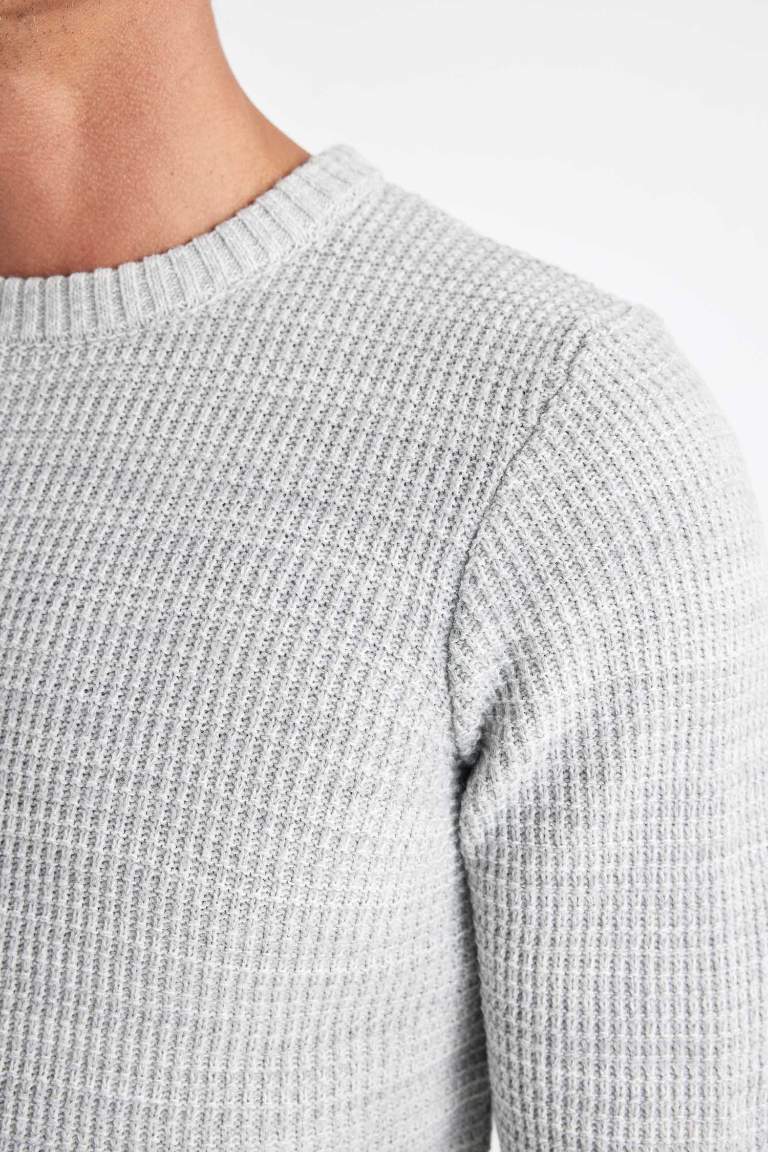 Standard Fit Crew Neck Knitted Pullover