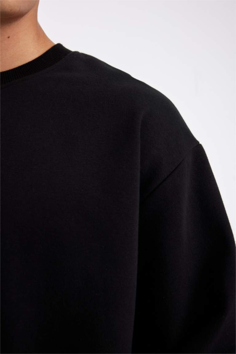 thumbnail image 2 of Essentals Overszed Long Sleeve Hoode | Sweatshrt Stylsh, Sweatshrts, Mens Outfts 2 of 13