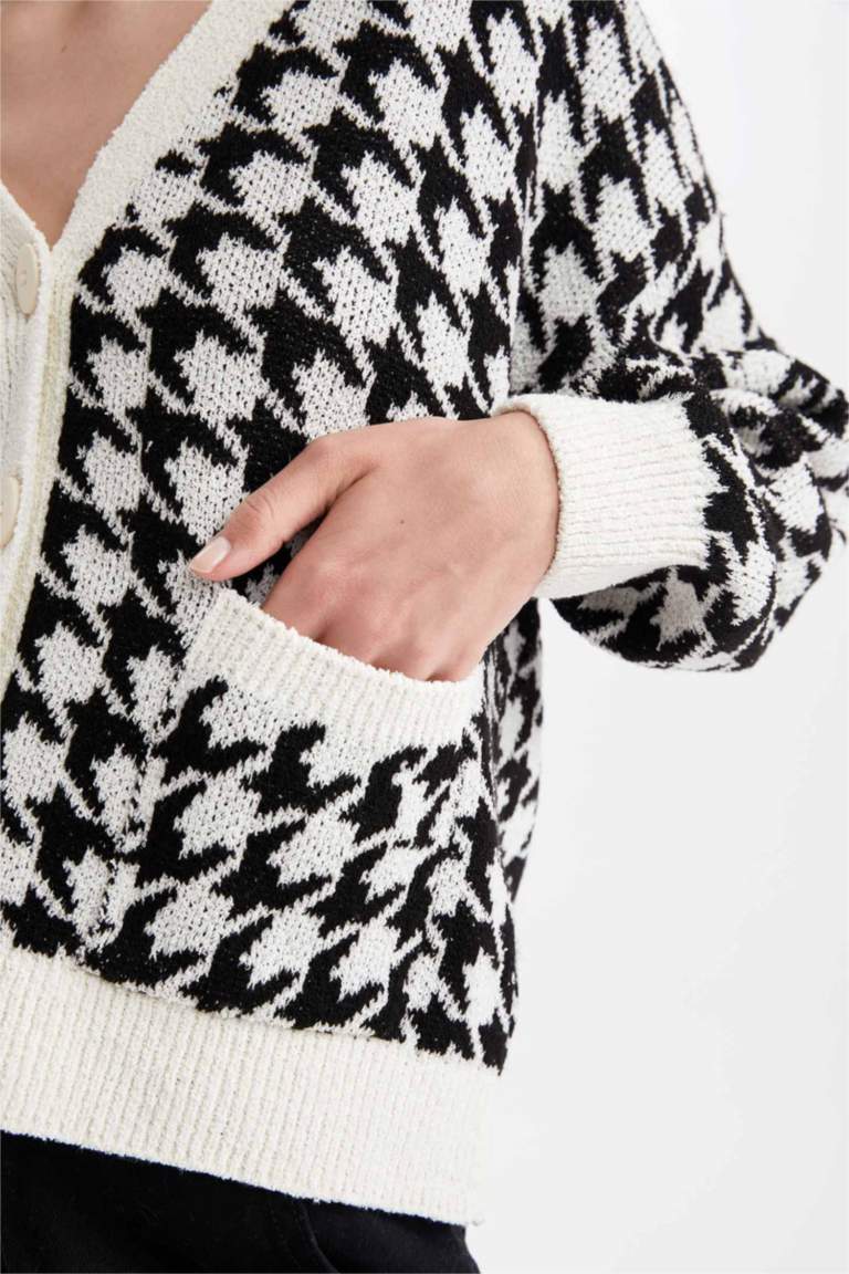 سويتر أوفر سايز بياقة V بجيب بأزرار