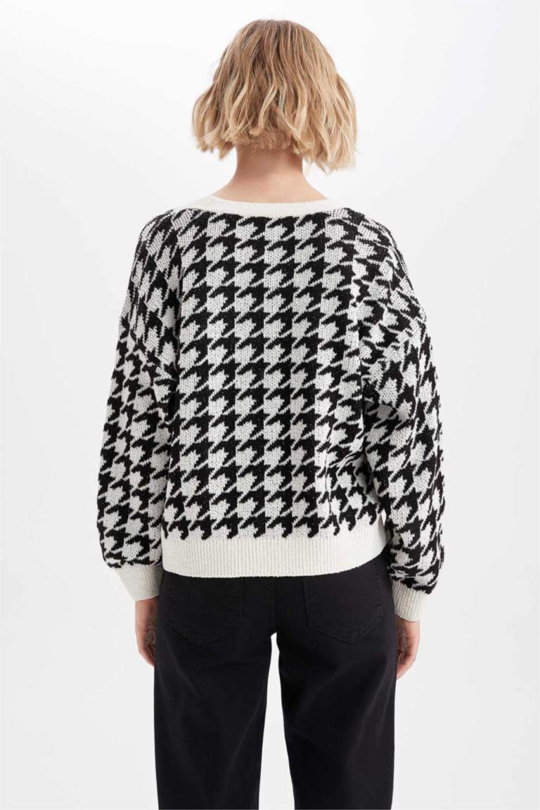 سويتر أوفر سايز بياقة V بجيب بأزرار