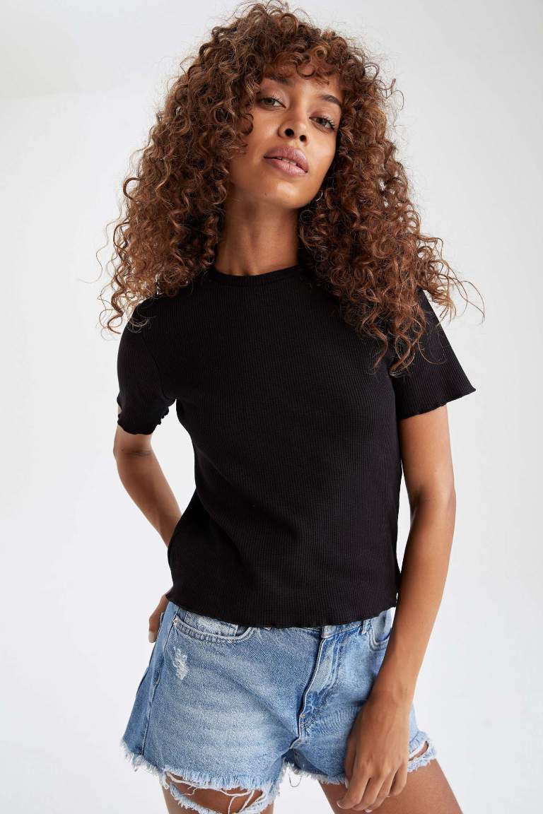 Black Woman Basic Slim Fit Short Sleeve Crop T Shirt 2296478 | DeFacto