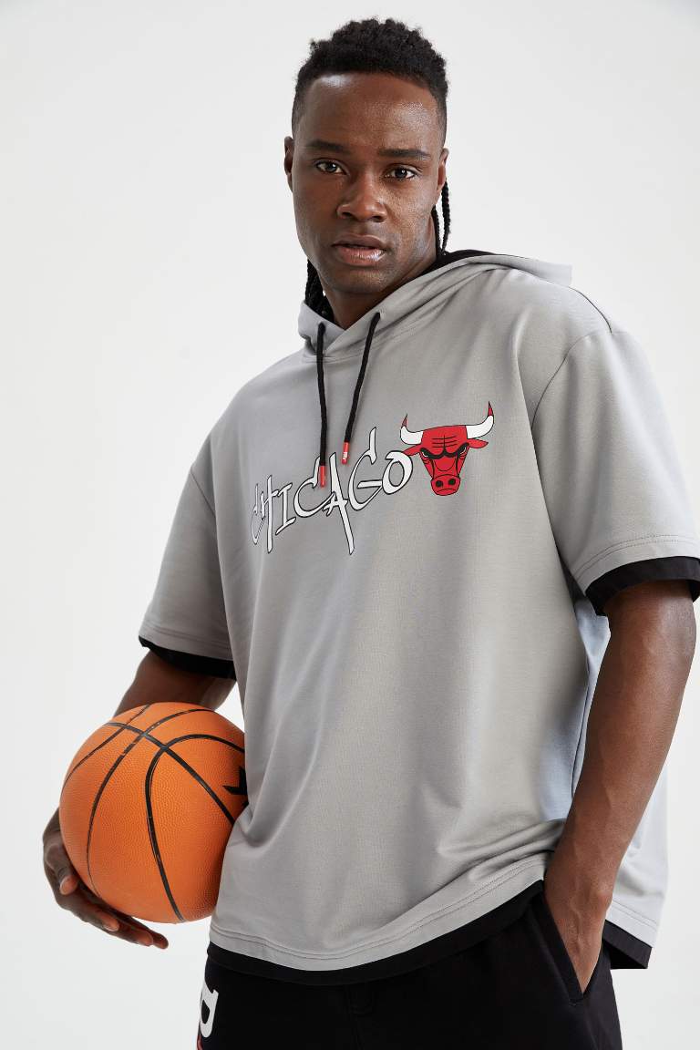 DeFactoFit NBA Chicago Bulls Kapüşonlu Kısa Kollu Sweatshirt