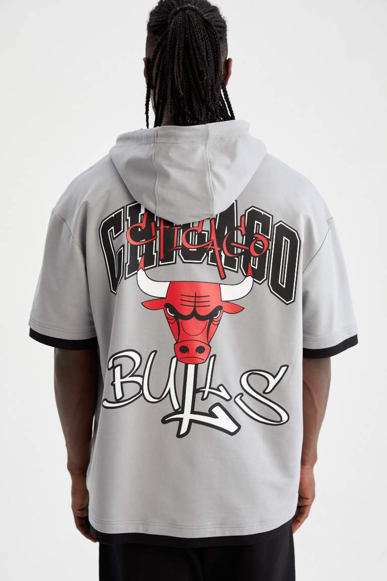 DeFactoFit NBA Chicago Bulls Kapüşonlu Kısa Kollu Sweatshirt