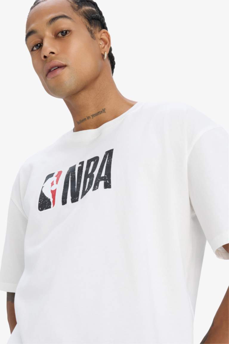 DeFactoFit NBA Wordmark Oversize Geniş Kalıp Bisiklet Yaka Kısa Kollu Tişört