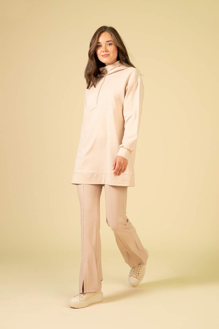 Pantalon Espagnol Détaillé Avec Une Fente