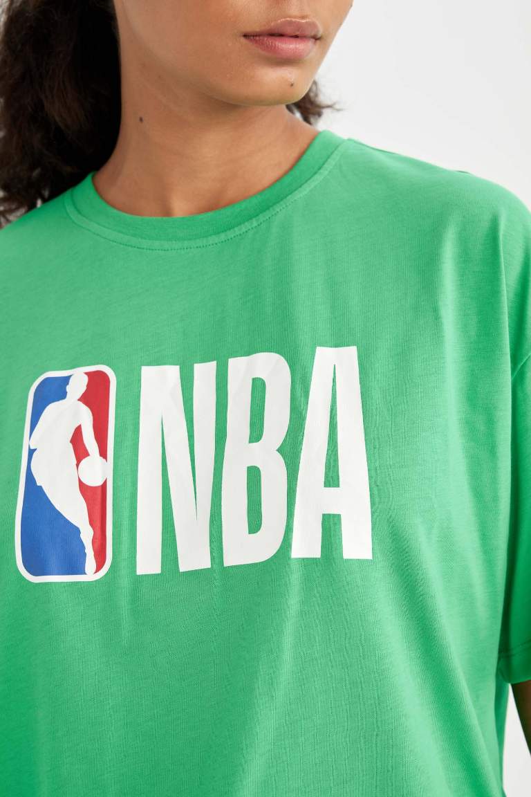 تيشيرت نص كم واسع برقبة مستديرة من NBA