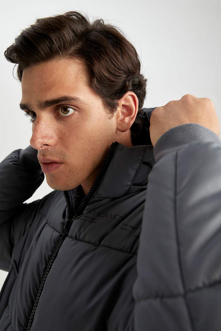 Regular Fit Rüzgar ve Su Geçirmez Kapüşonlu Mont