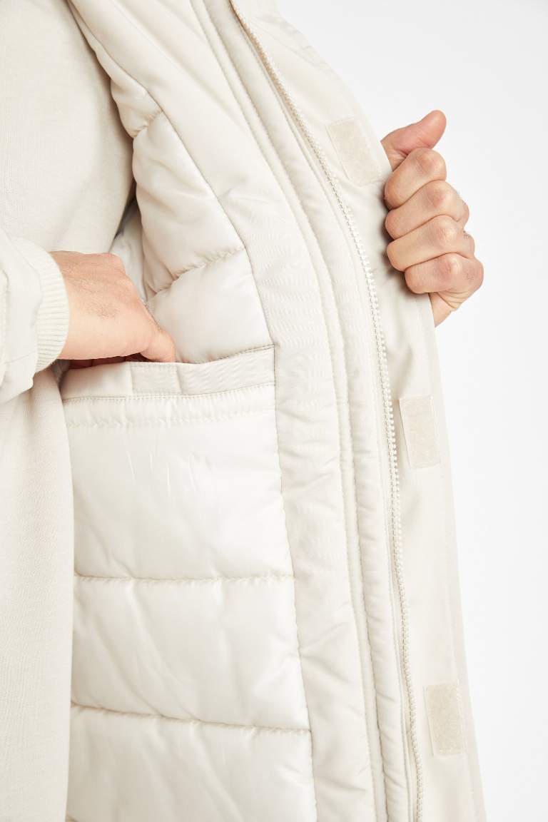 Su İtici Regular Fit Kapüşonlu Fermuarlı Çift Cepli Şişme Mont