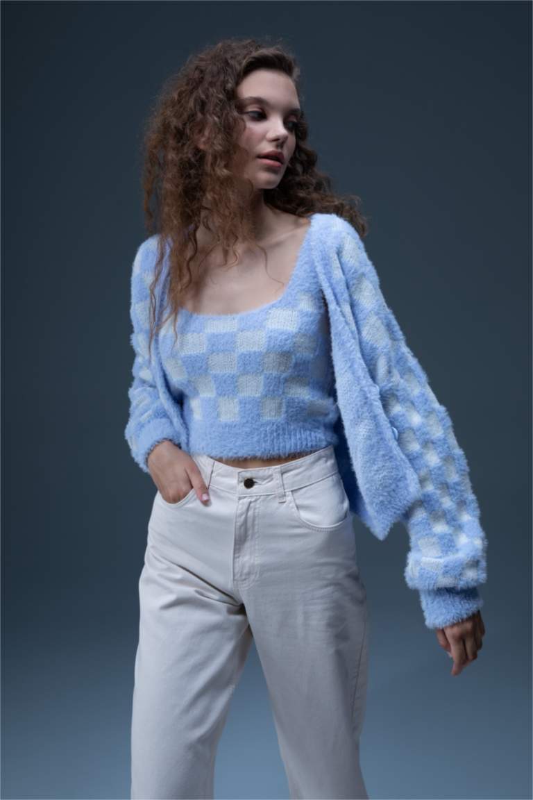 بلوزة قطيفة سليم فيت بحمالات ورقبة مربعة