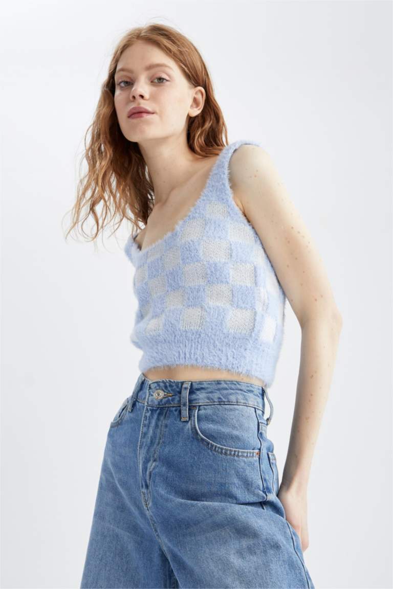 بلوزة قطيفة سليم فيت بحمالات ورقبة مربعة