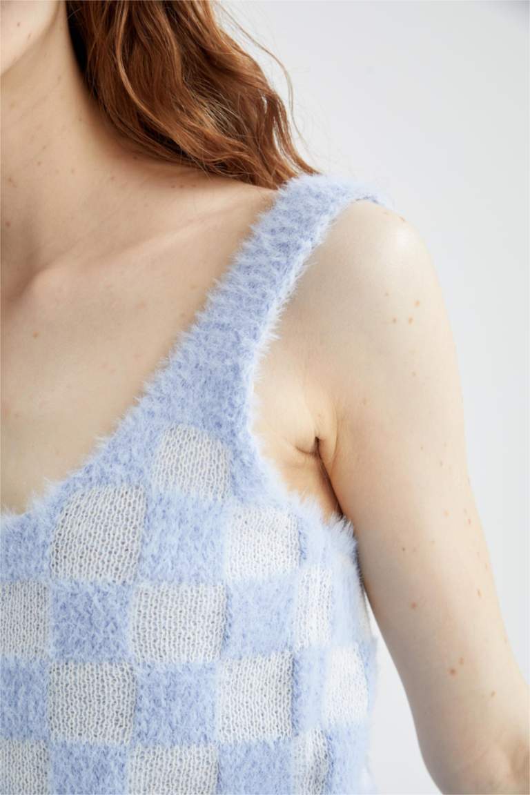 بلوزة قطيفة سليم فيت بحمالات ورقبة مربعة