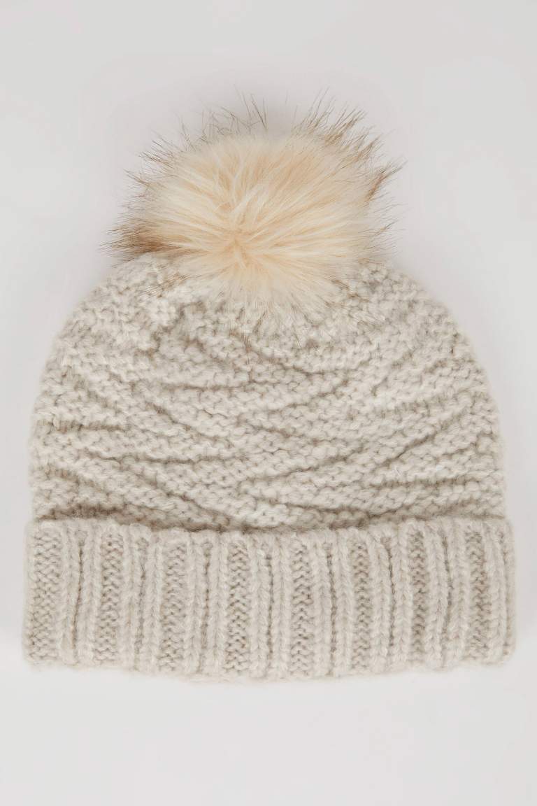 Woman Pompom Beanie