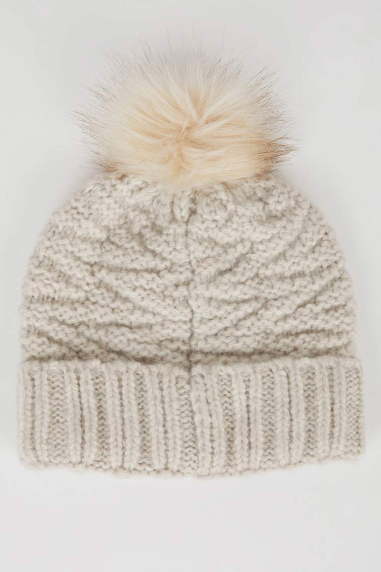 Woman Pompom Beanie