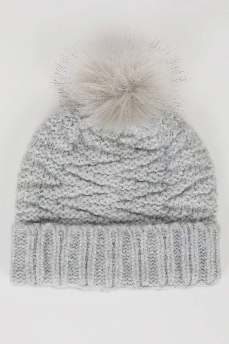 Woman Pompom Beanie