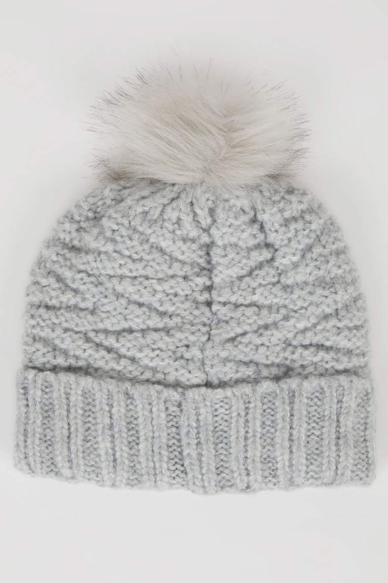 Woman Pompom Beanie