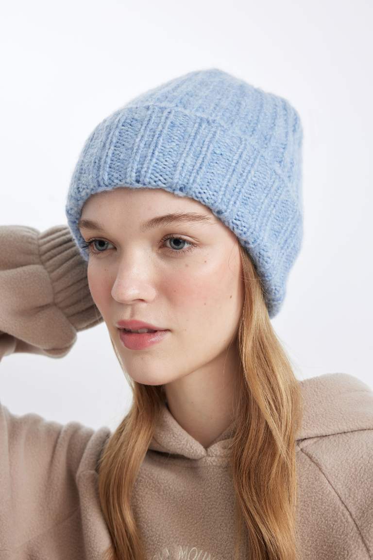 Woman Knitted Beanie