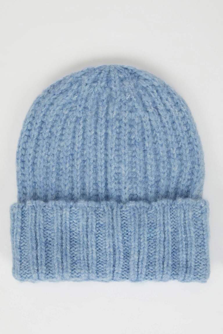 Woman Knitted Beanie