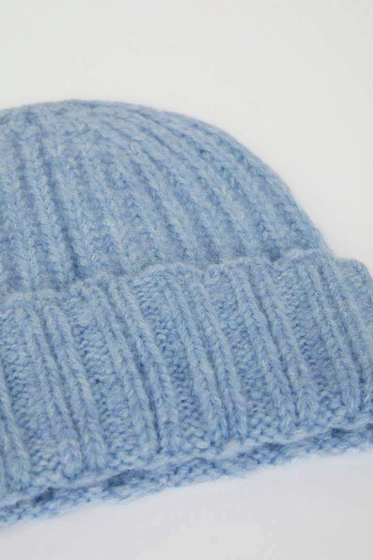 Woman Knitted Beanie