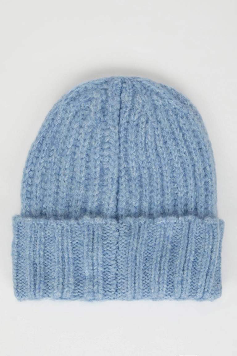 Woman Knitted Beanie