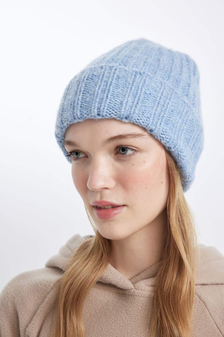 Woman Knitted Beanie