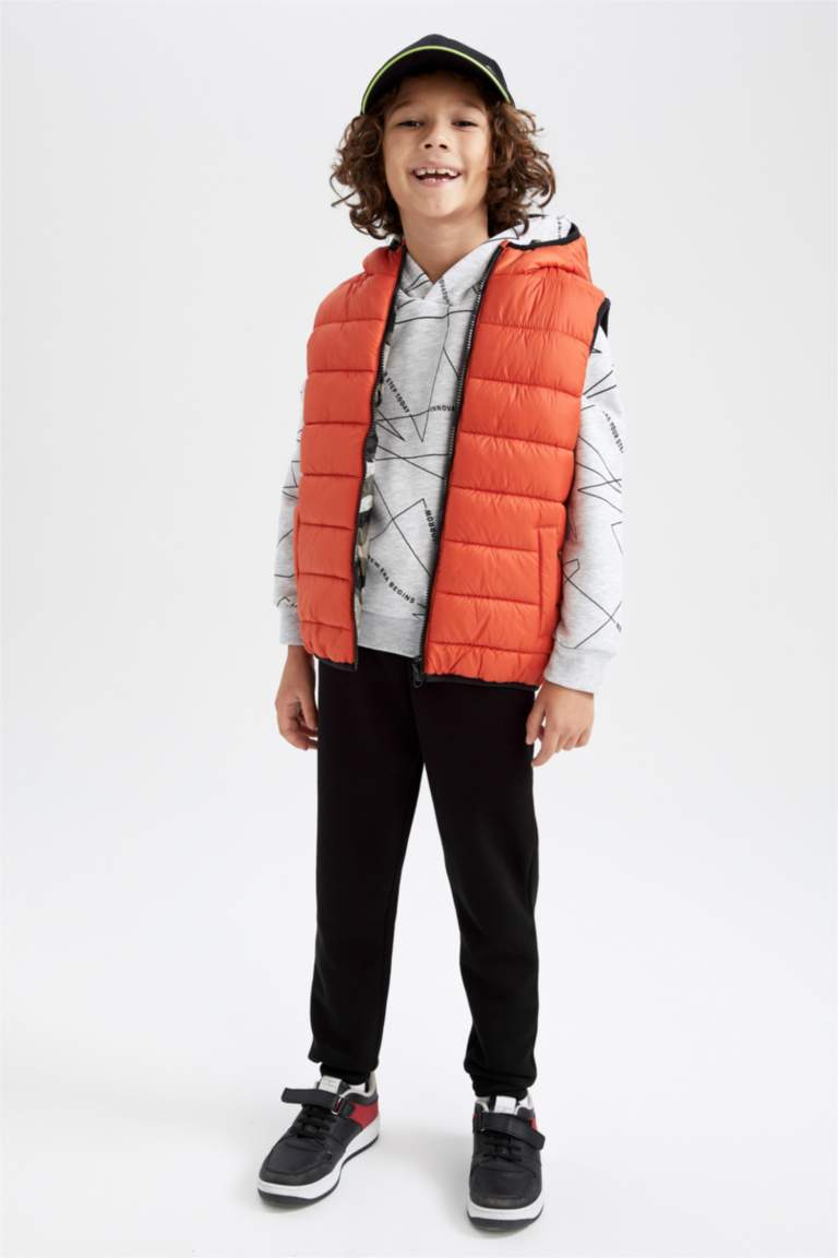 Дутый жилет с капюшоном для мальчиков