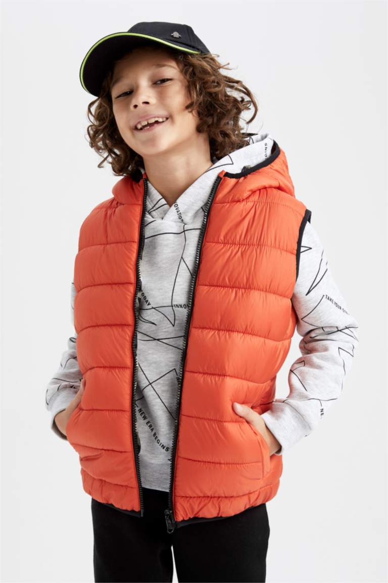 Дутый жилет с капюшоном для мальчиков