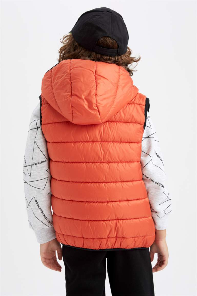Дутый жилет с капюшоном для мальчиков
