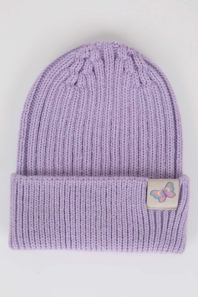 Bonnet en tricot avec étiquette tissée pour bébé fille