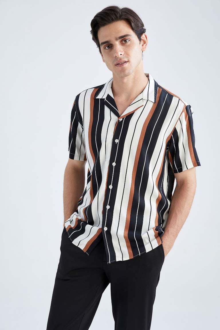 Regular Fit Top Collar Line Pattern Short Sleeve Shirt