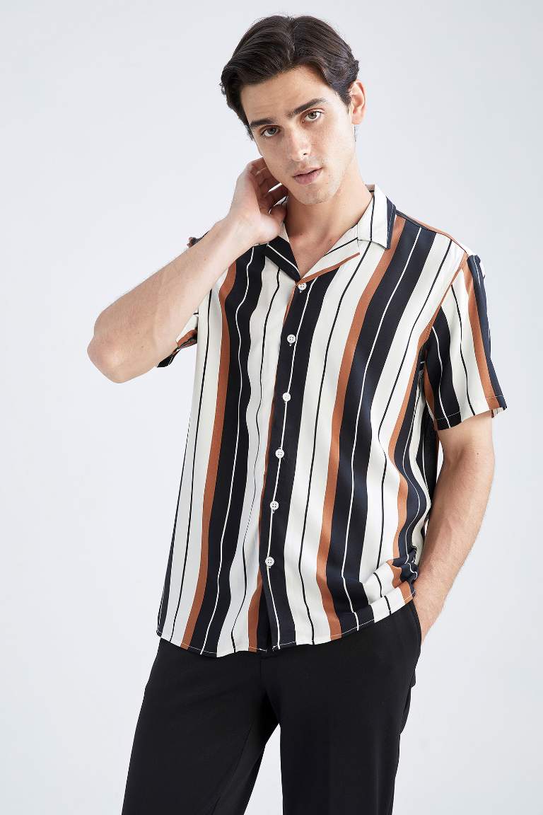 Regular Fit Top Collar Line Pattern Short Sleeve Shirt