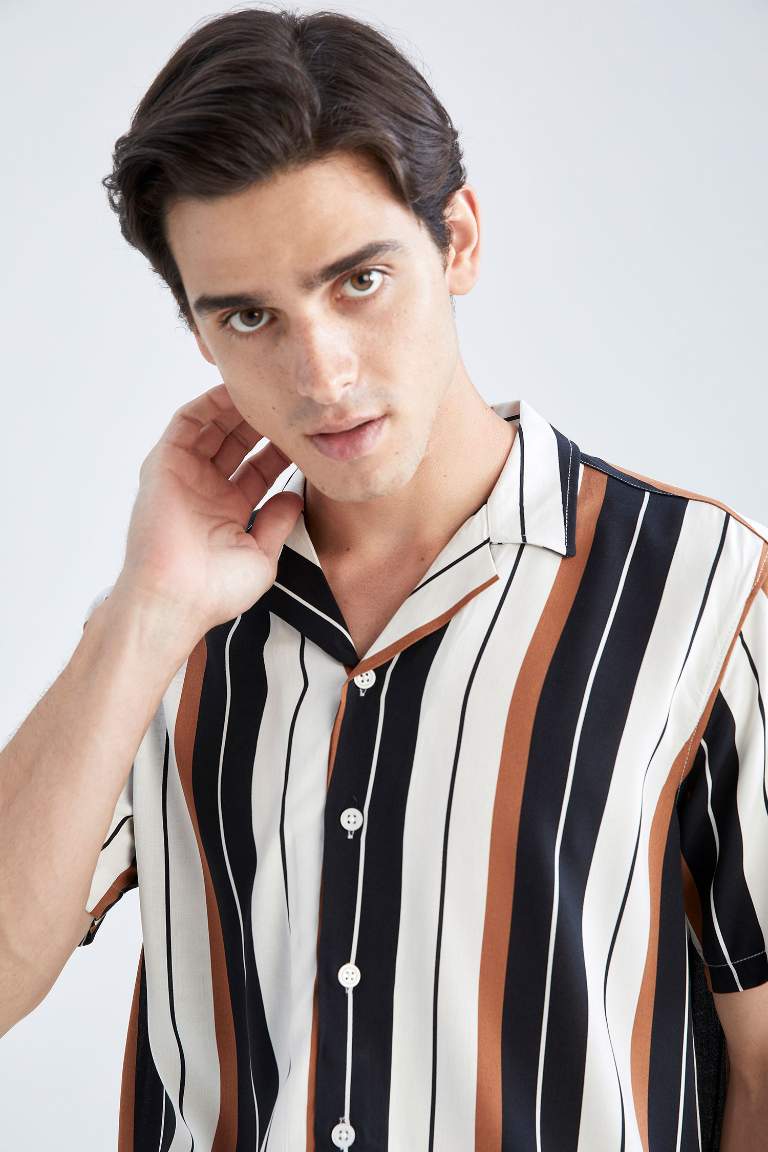 Regular Fit Top Collar Line Pattern Short Sleeve Shirt