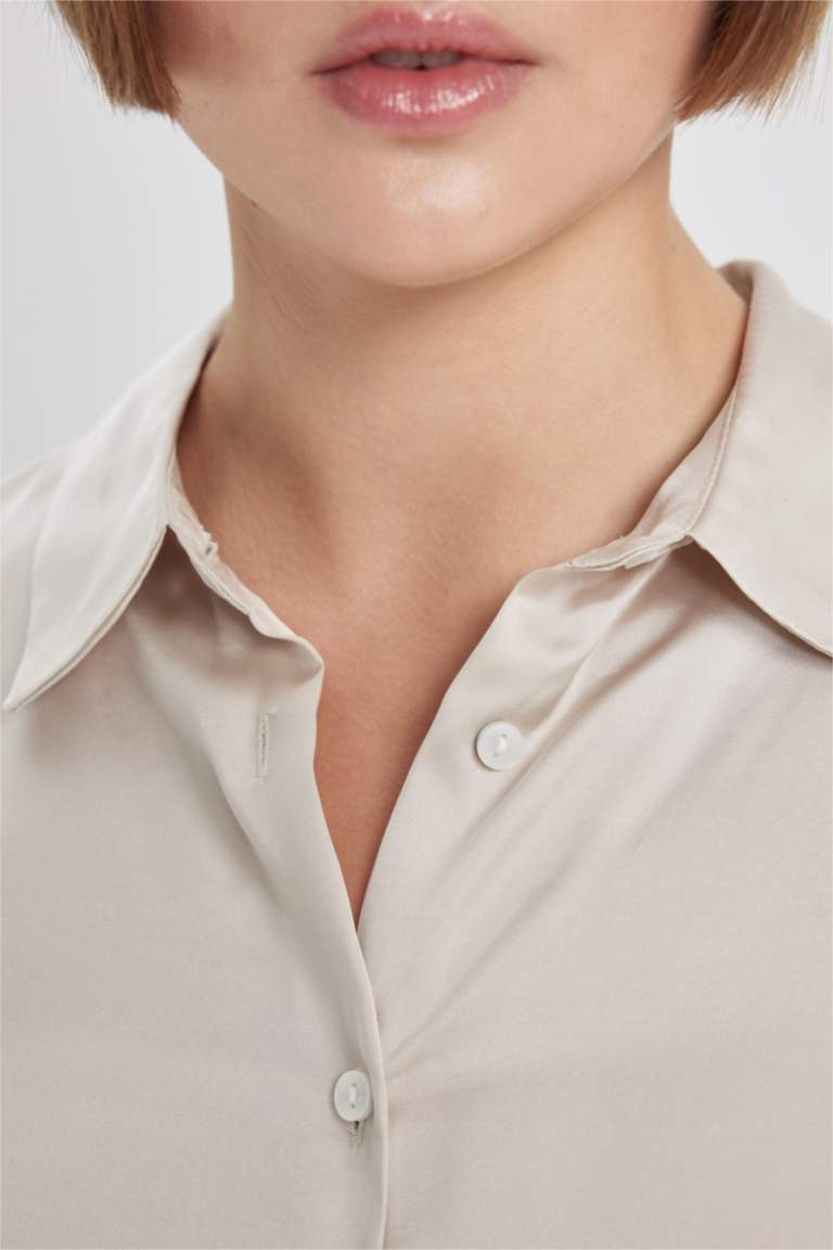Blouse longue en lin mélangé. Poches, col chemise et manches courtes