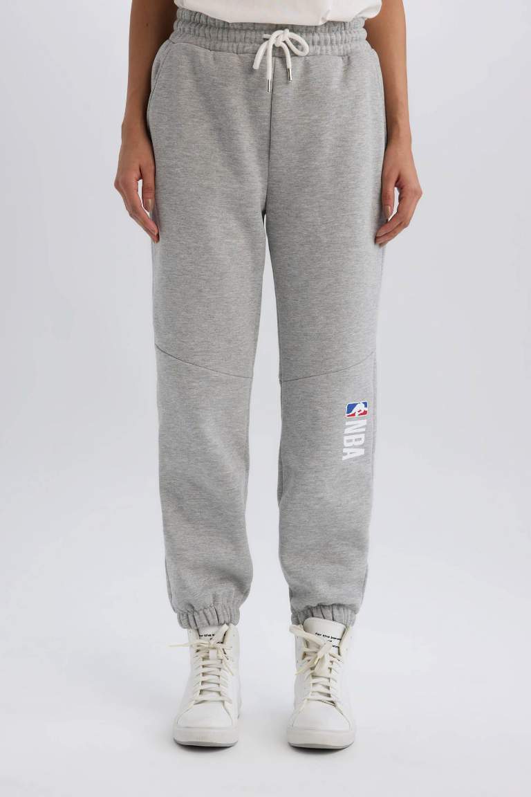 DeFactoFit Jogger Eşofman Altı NBA Wordmark Standart Fit Beli Paçası Lastikli Bağcıklı Cepli Uzun Boy