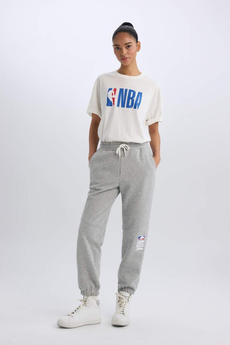 DeFactoFit Jogger Eşofman Altı NBA Wordmark Standart Fit Beli Paçası Lastikli Bağcıklı Cepli Uzun Boy