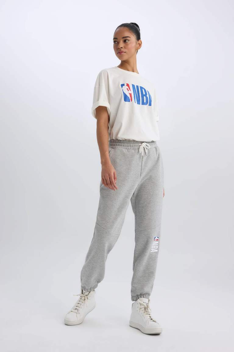 DeFactoFit Jogger Eşofman Altı NBA Wordmark Standart Fit Beli Paçası Lastikli Bağcıklı Cepli Uzun Boy